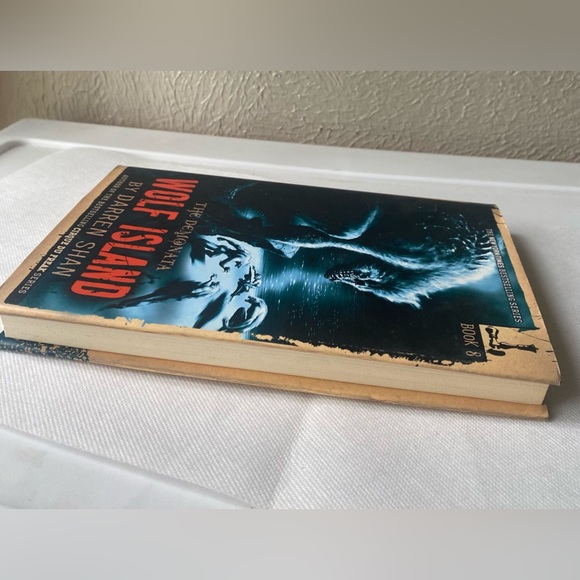 Wolf Island by Darren Shan The Demonata Series #18 Firts Edition 2009 - Picture 8 of 9